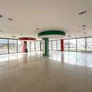 pow. usługowa 172 m2 parter witryna klima parking