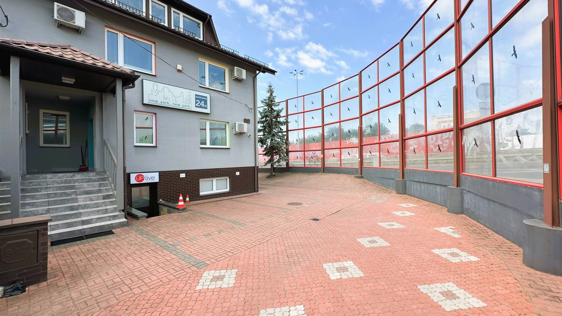 Biurowiec 588m2 parking 30 miejsc światłowód klima