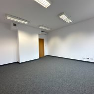 jedno pomieszczenie biurowe 22,48 m2 parking klima