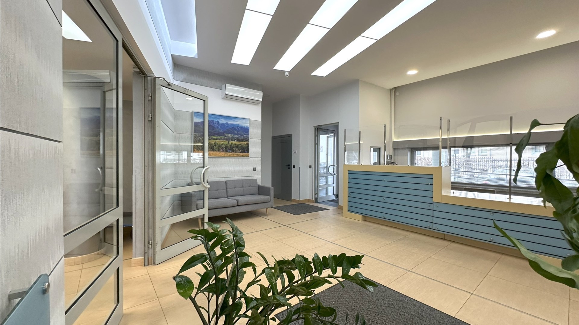 jedno pomieszczenie biurowe 22,48 m2 parking klima