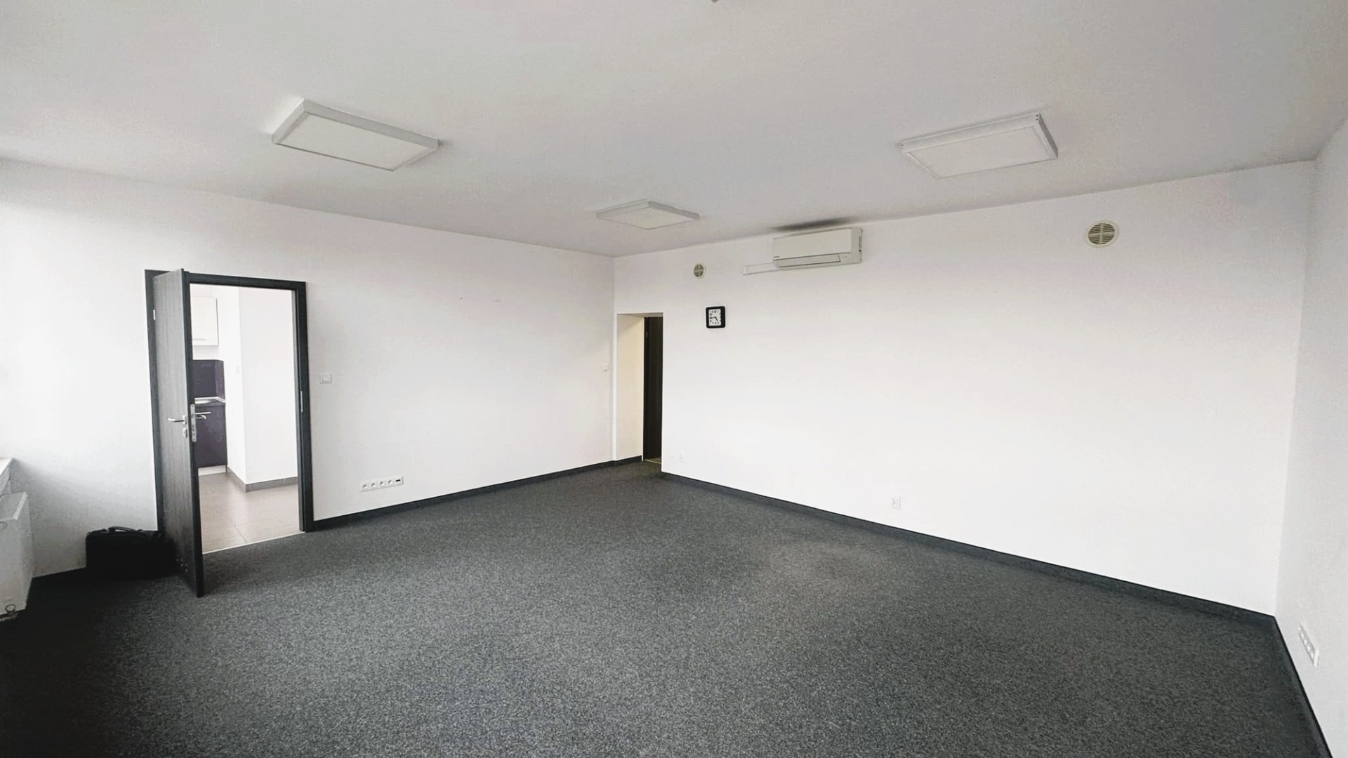 30m2 pomieszczenie biurowe z kuchnią klima parking