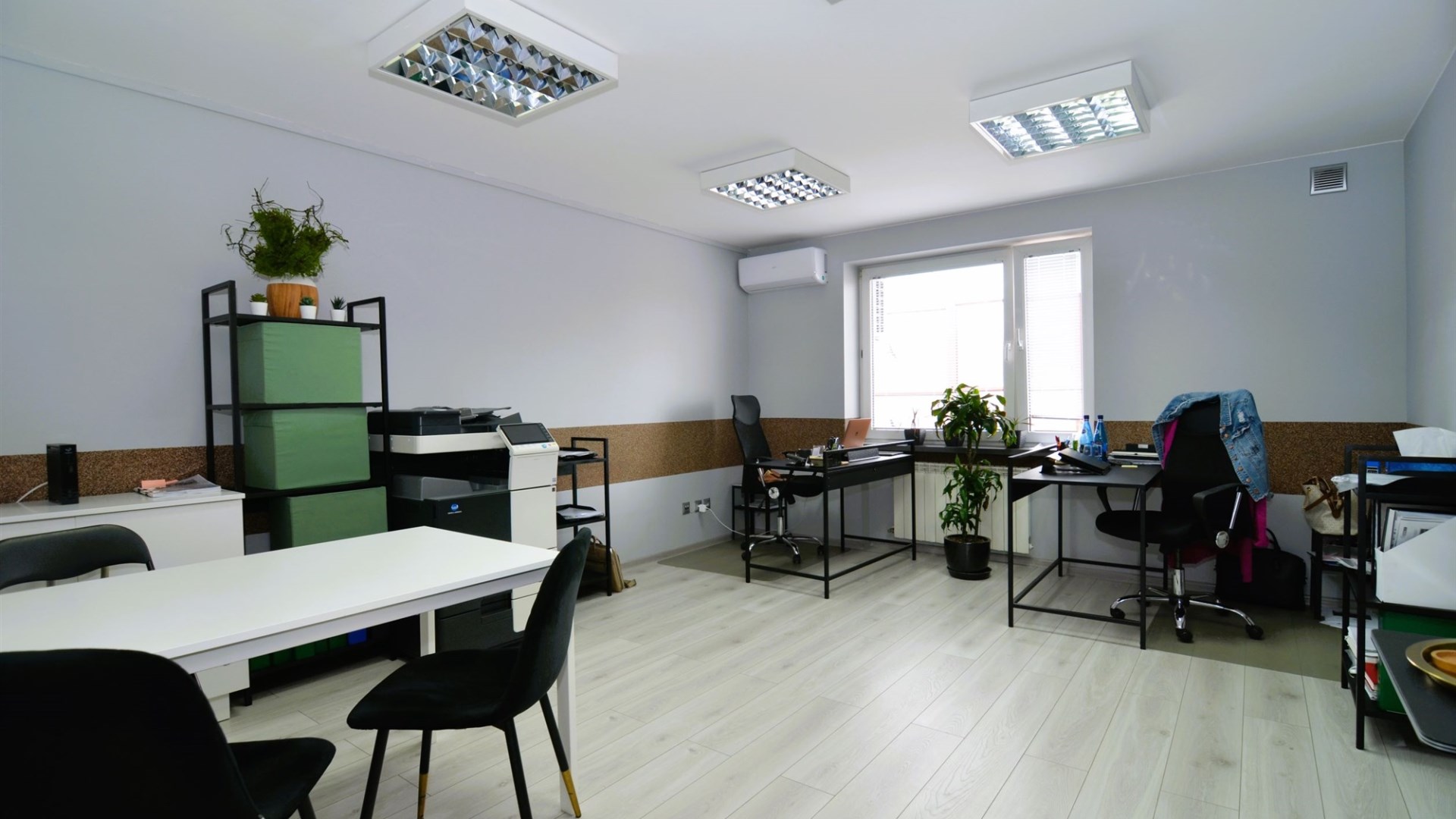 2 pomieszczenia biurowe 44 m2 duży parking klima