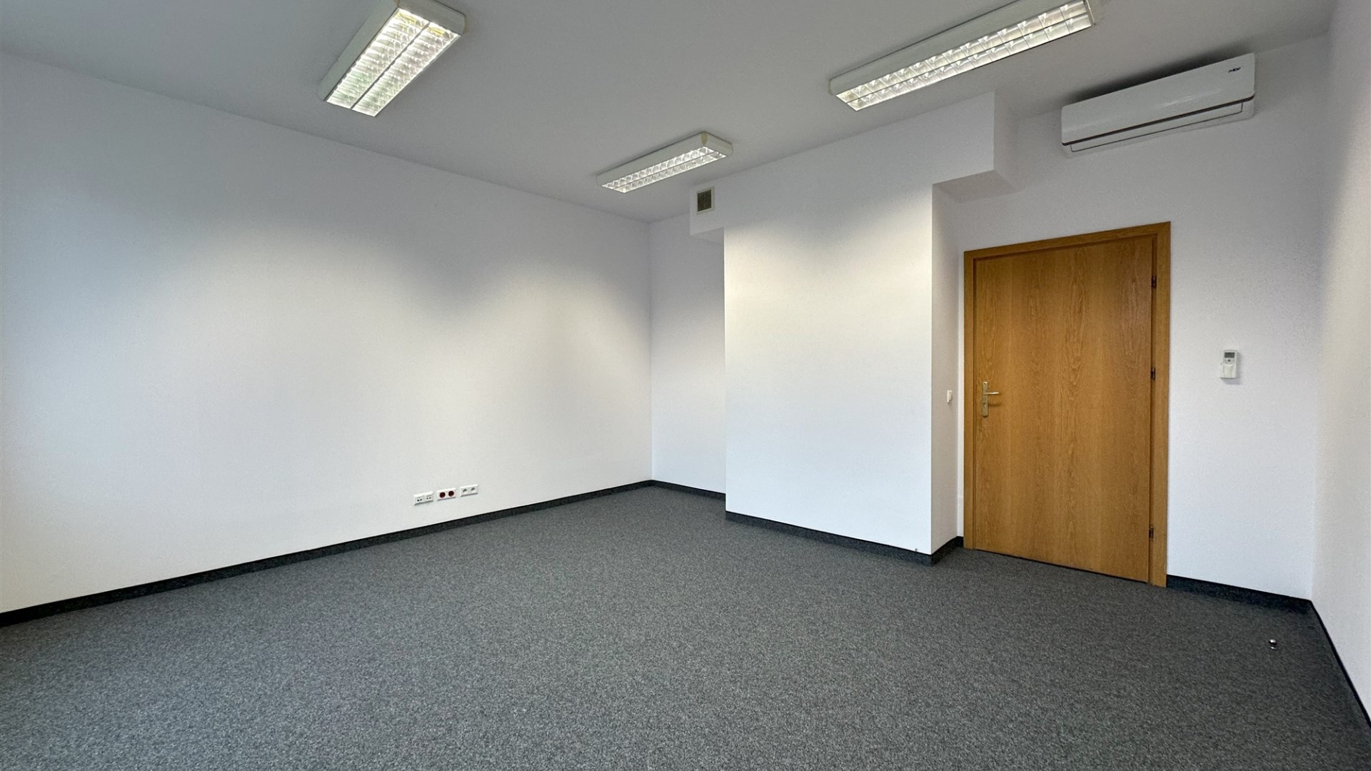 jedno pomieszczenie biurowe 22,48 m2 parking klima