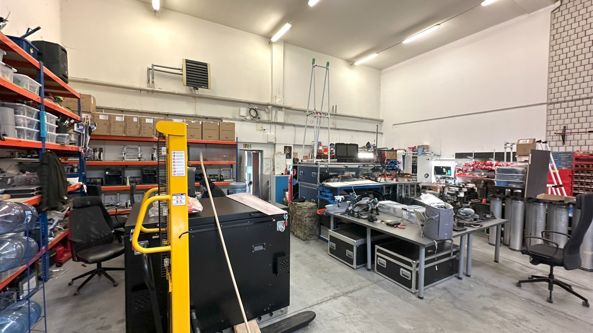 Magazyn 193,75 m2 parter + biuro 204,71 m2 piętro