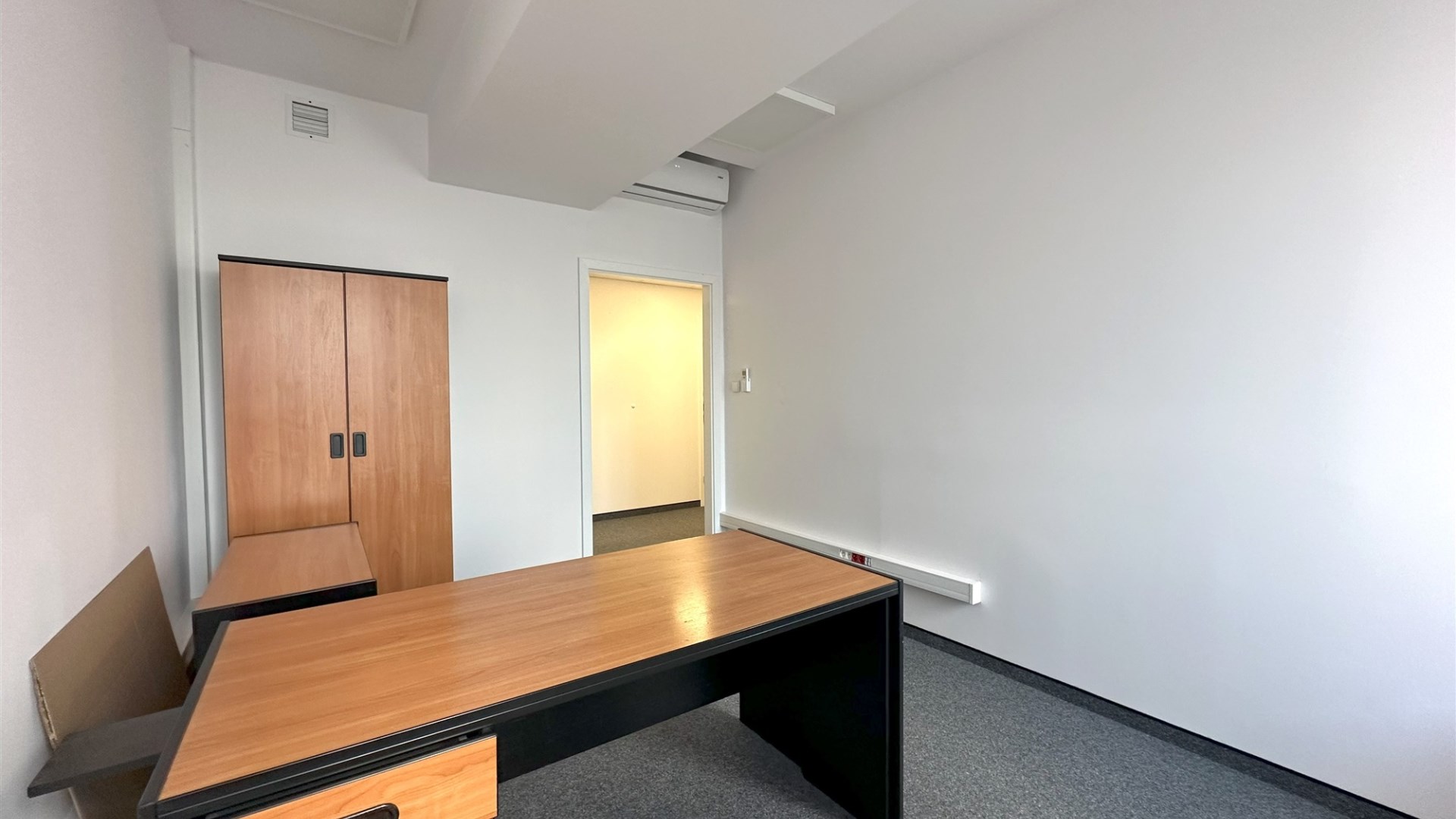 pomieszczenie biurowe 12,41 m2 klima parking