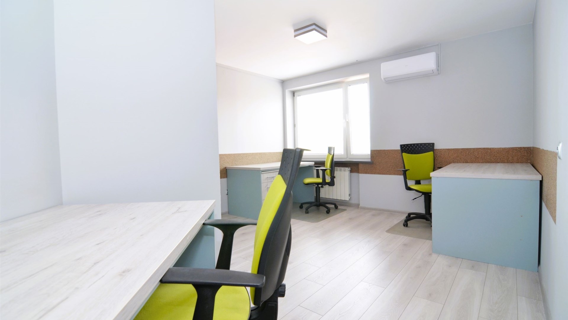 17,54m2 1 pomieszczenie biurowe duży parking klima