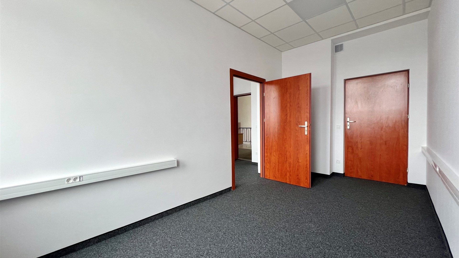 do wynajęcia pom. biurowe 12,98 m2 klima parking