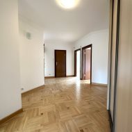 120m2- 5 pokoi- wysokość pom. 2,8m- garaż komórka 