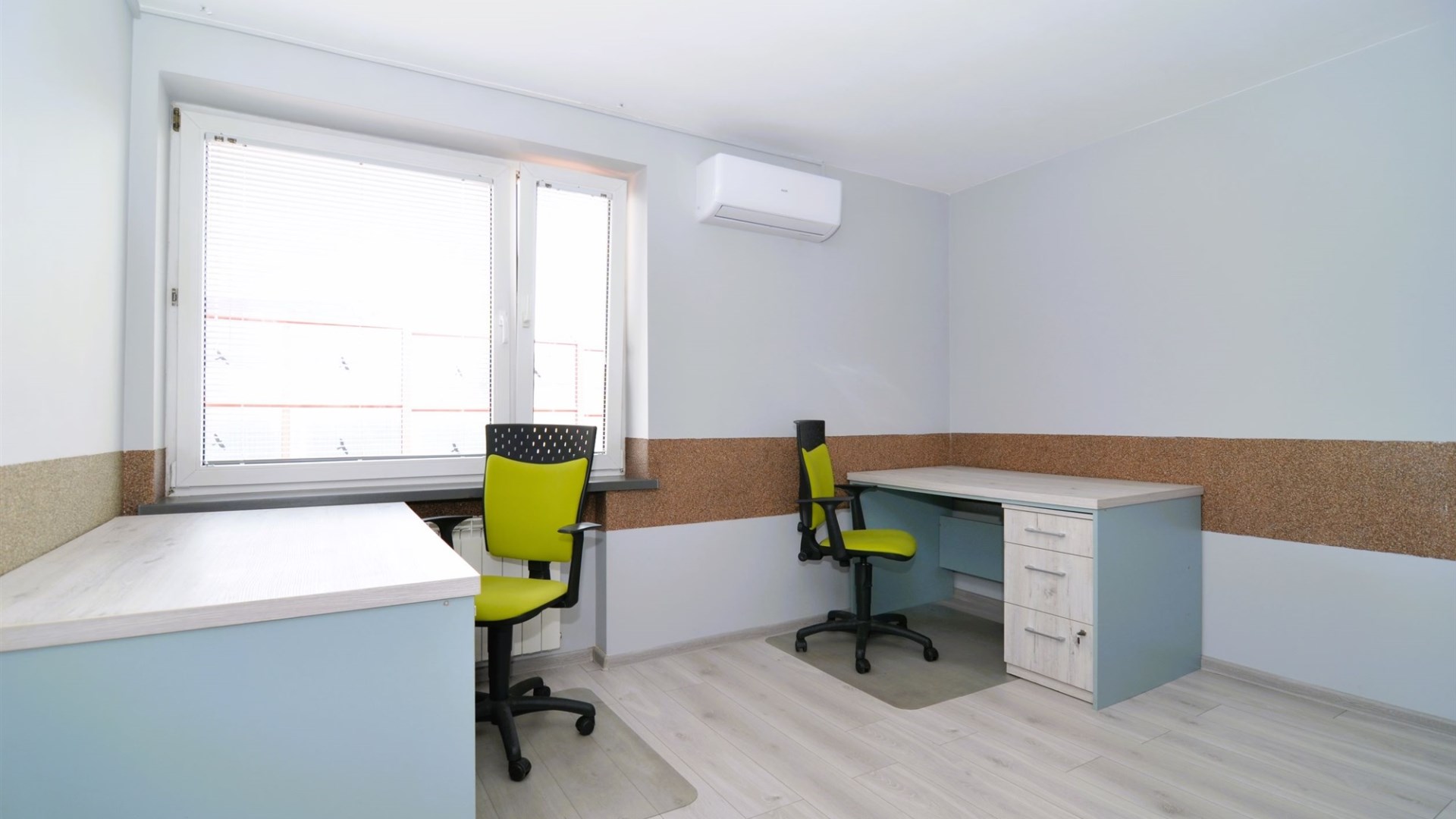 17,54m2 1 pomieszczenie biurowe duży parking klima