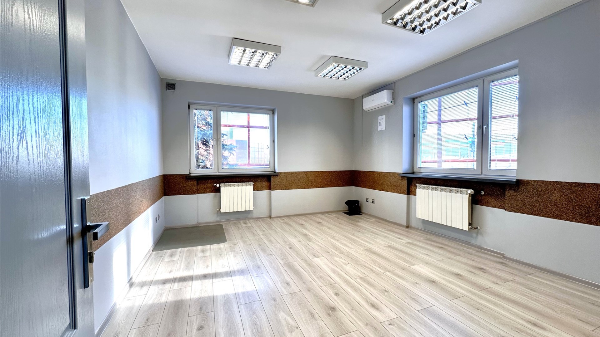 39,54m2 2 pomieszczenia biurowe duży parking klima