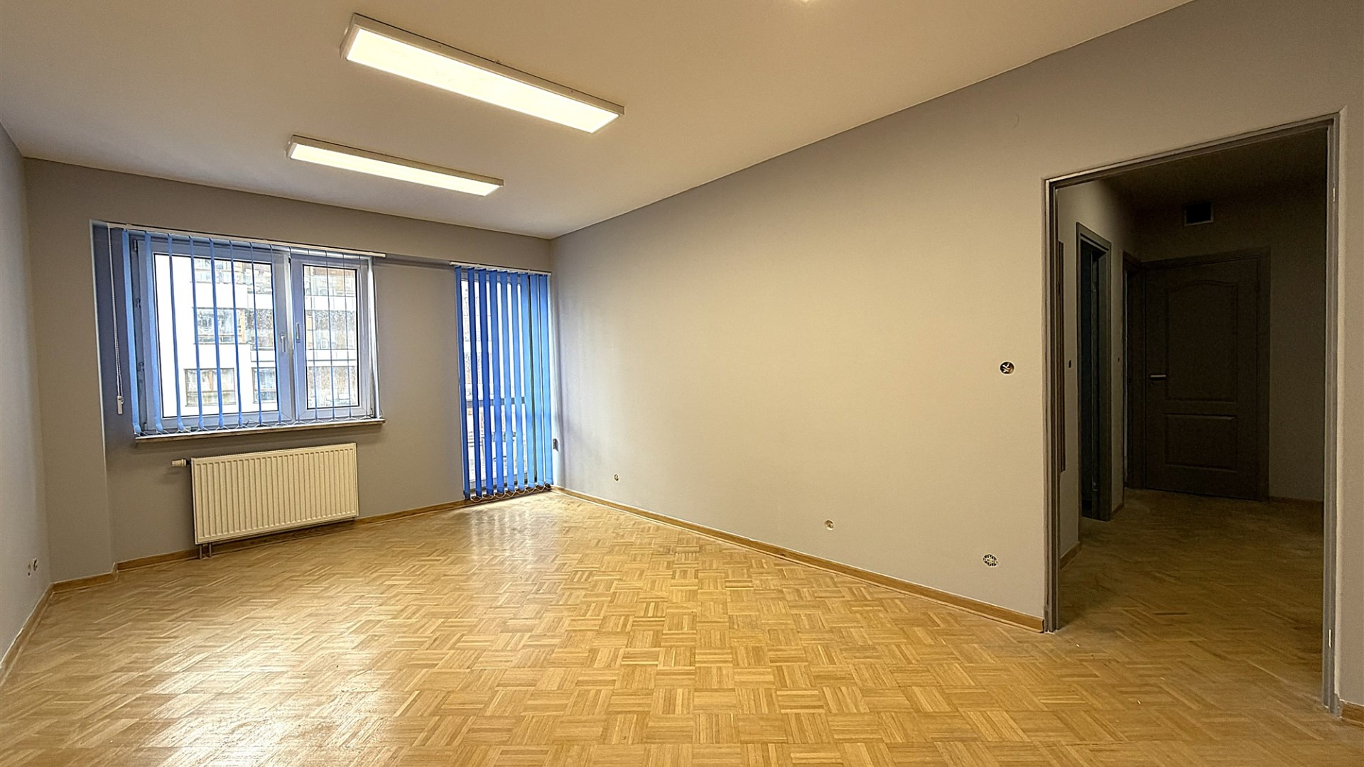 85 m2 4 pokoje biurowe +miejsce postojowe w garażu