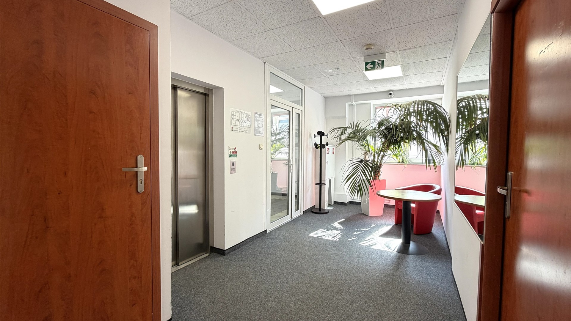 pomieszczenie biurowe 18,44 m2 klima parking