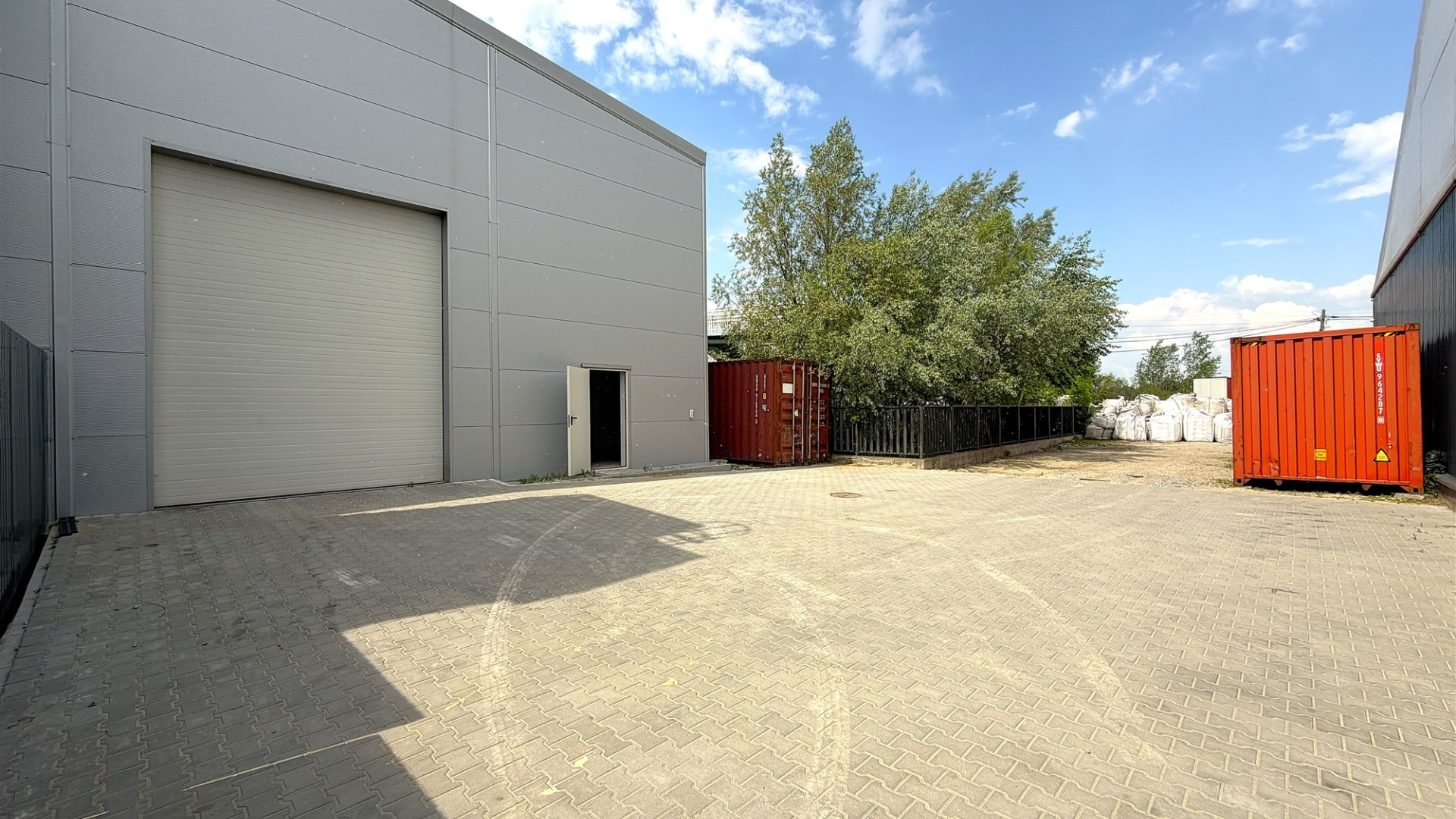 Magazyn 326 m2 parking klima 8 m wysokości