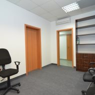 8 pom. biurowych 192,60 m2 klima parking
