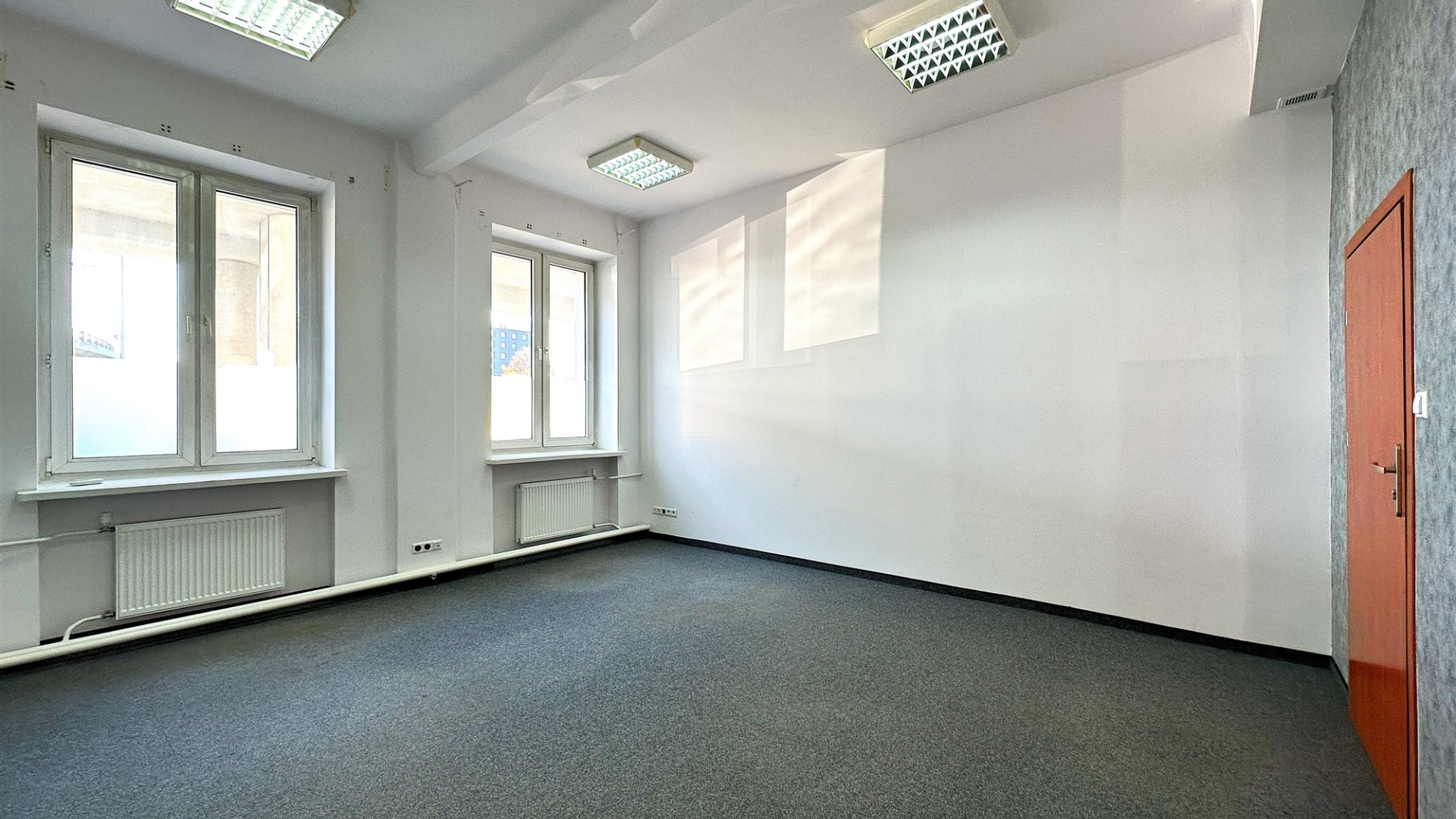 jedno pomieszczenie biurowe 26,17 m2 klima parking