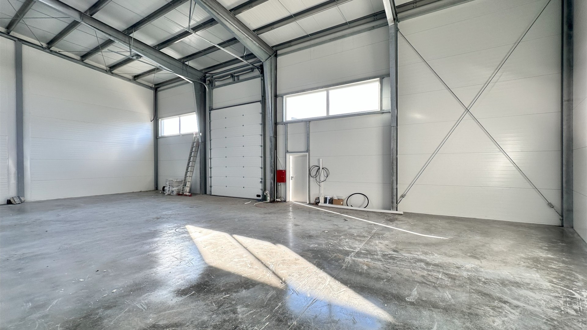 Magazyn 326 m2 parking klima 8 m wysokości